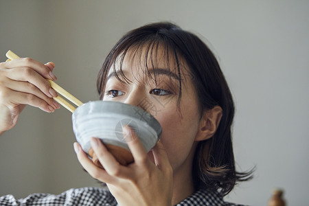 居家女性享受美食图片