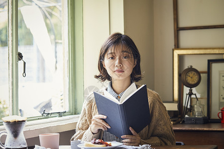 室内看书的女人图片