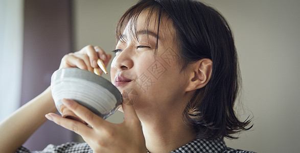 微笑吃饭的女人图片