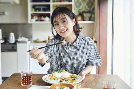 早晨女人吃早餐高清图片