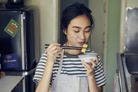 厨房吃饭的女人图片