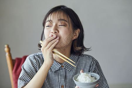 室内吃饭的女人图片