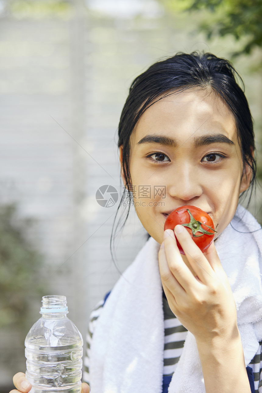 吃西红柿的女人图片