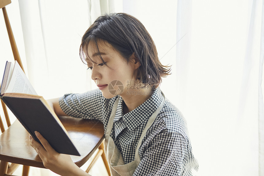 独自生活轻松青年女生活方式图片