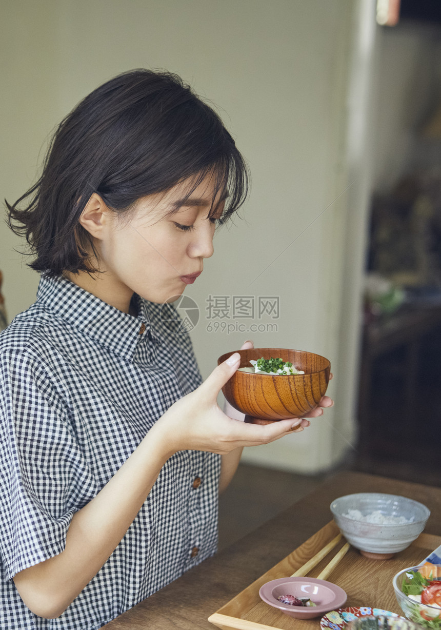 可爱室内亚洲女生活方式餐图片