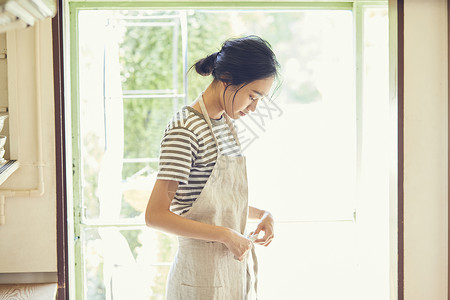 厨房里准备做饭的女人图片