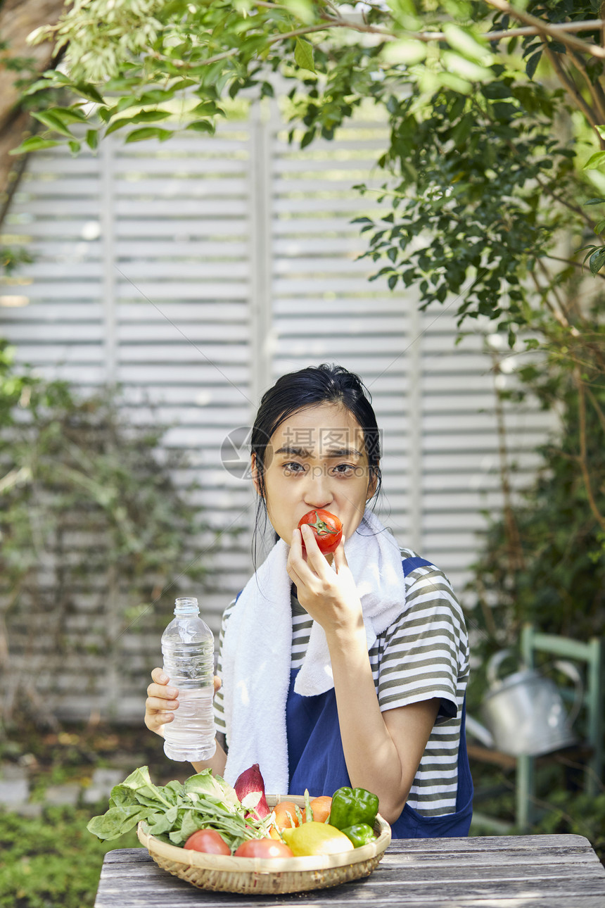 准备新鲜食材的女子图片