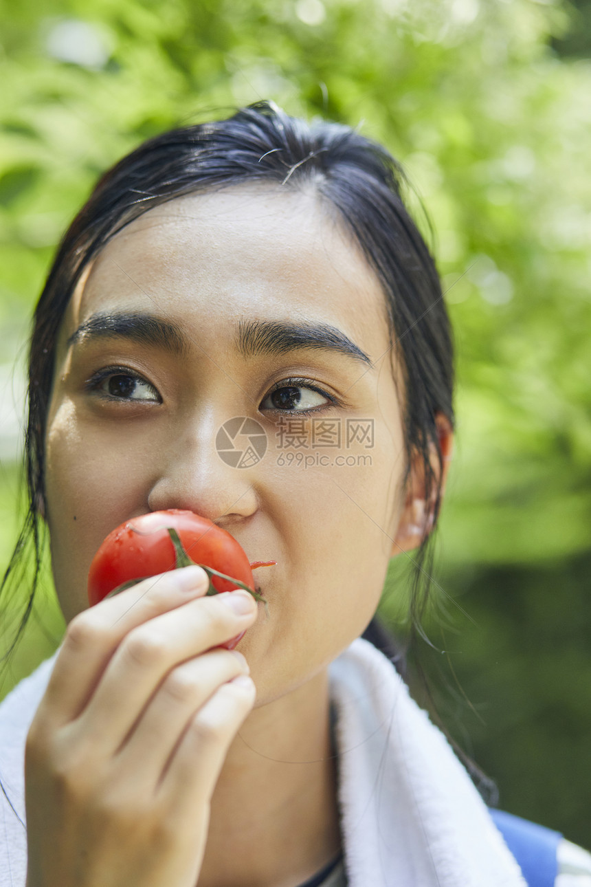 准备新鲜食材的女子图片