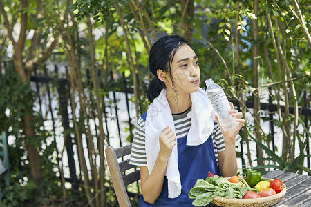 准备新鲜食材的女子快乐高清图片素材