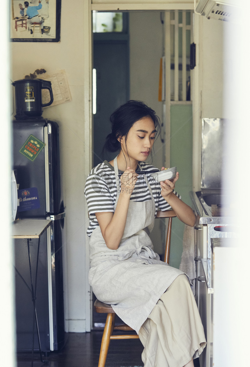 独自吃饭的年轻女子图片