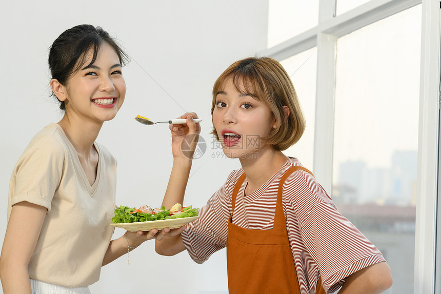 闺蜜在厨房里一起做健康美食图片