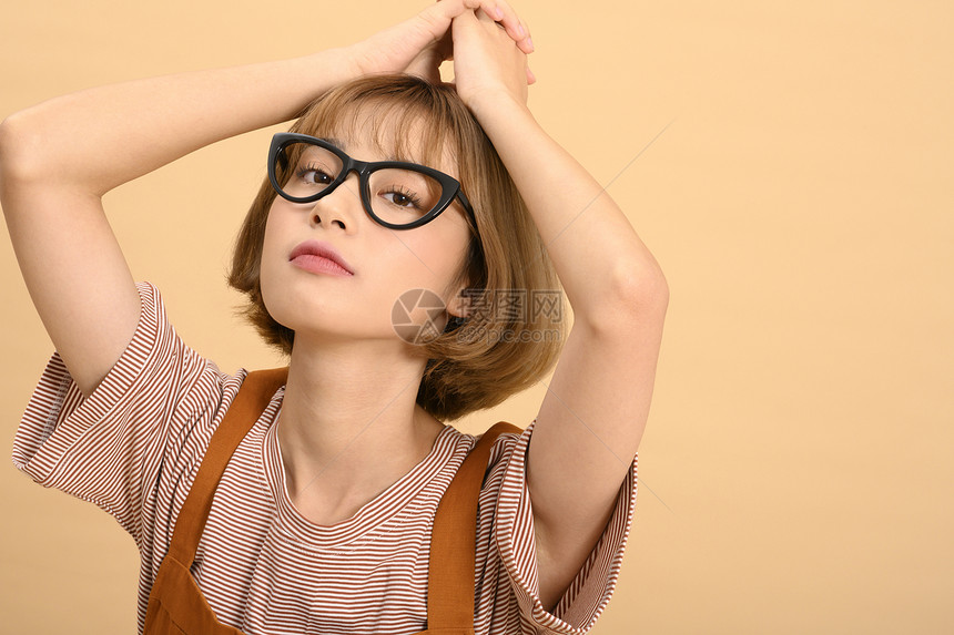 戴着眼镜的可爱女孩图片