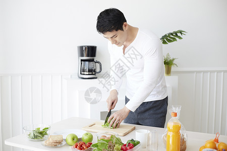 厨房做饭的男士图片