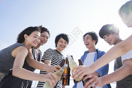 干杯喝酒喝男女同伴酒6个人高清图片素材