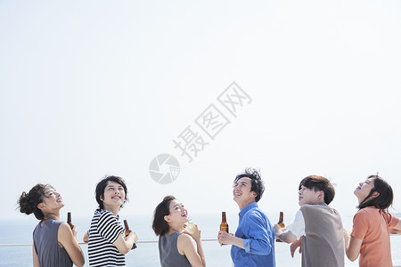 海边聚会喝酒的青年伙伴海岸高清图片素材