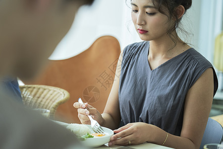 认真吃饭的女孩图片