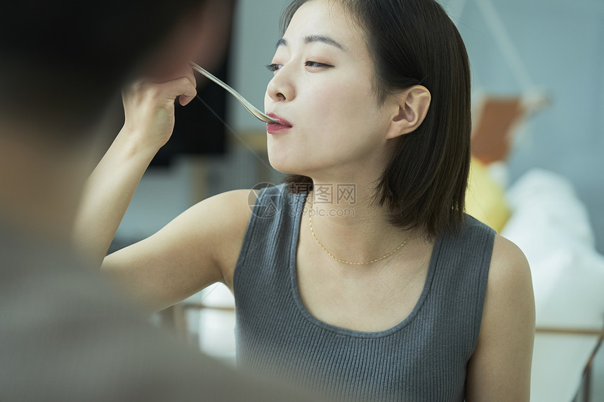 青年男女享受美食图片