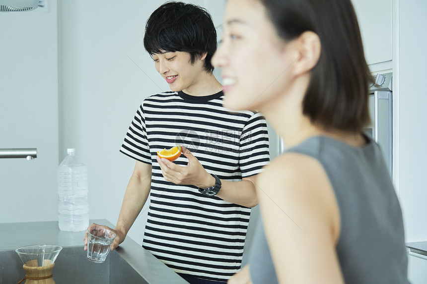 青年男女享受美食图片