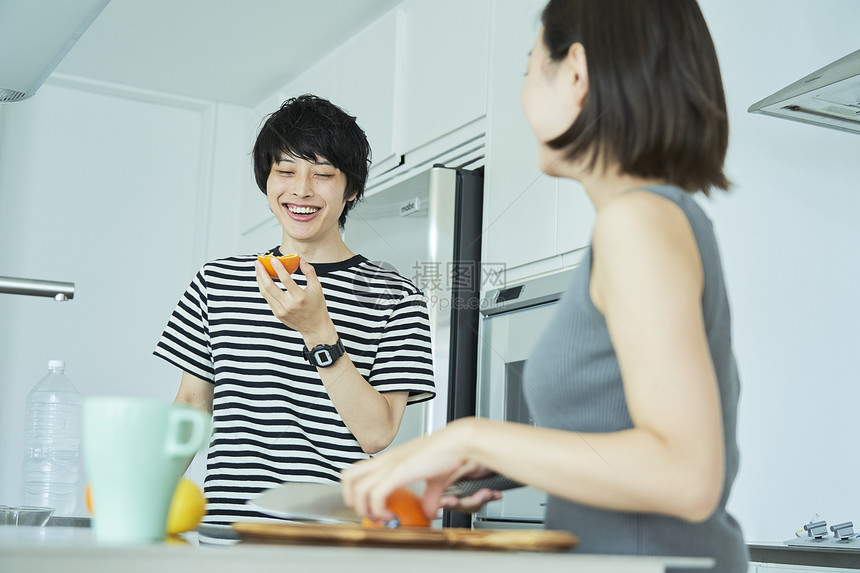 男子合租屋制作男人和女人夫妻生活方式图片