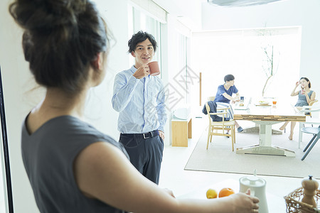 餐厅合租屋女生男女同伴的生活方式图片