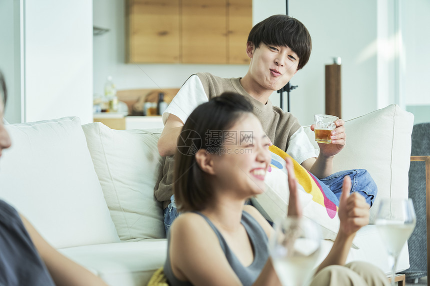 青年男女聚会聊天图片