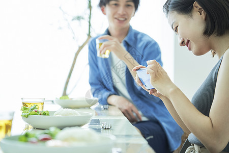 青年男女聚会聊天图片