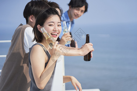 海边度假的青年男女啤酒高清图片素材