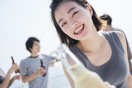 青年男女聚会喝酒女性高清图片素材