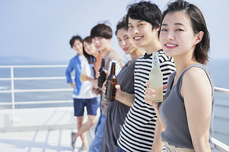 青年男女聚会喝酒海洋高清图片素材