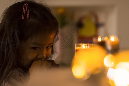 蜡烛前的可爱小女孩图片