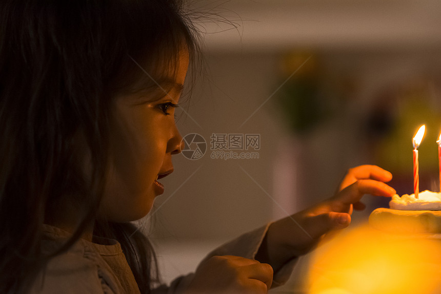 日落庆祝泛亚洲女孩的生日穆迪图片