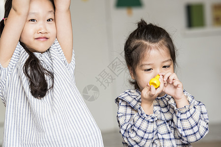 年轻的女孩亚洲人乐在其中儿童生活方式游戏图片