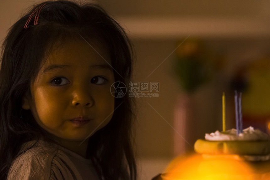 安顿下来泛亚洲幼儿园儿童女孩的生日穆迪图片
