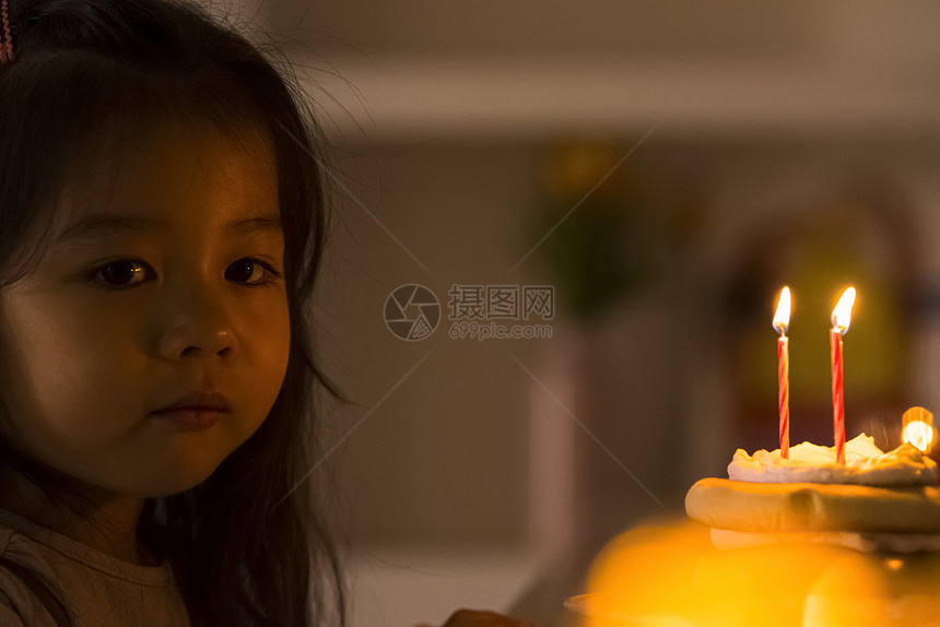 亚洲蛋糕一人女孩的生日穆迪图片