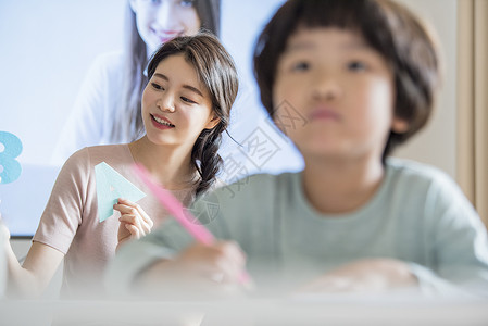 补习班老师授课年轻女子高清图片素材