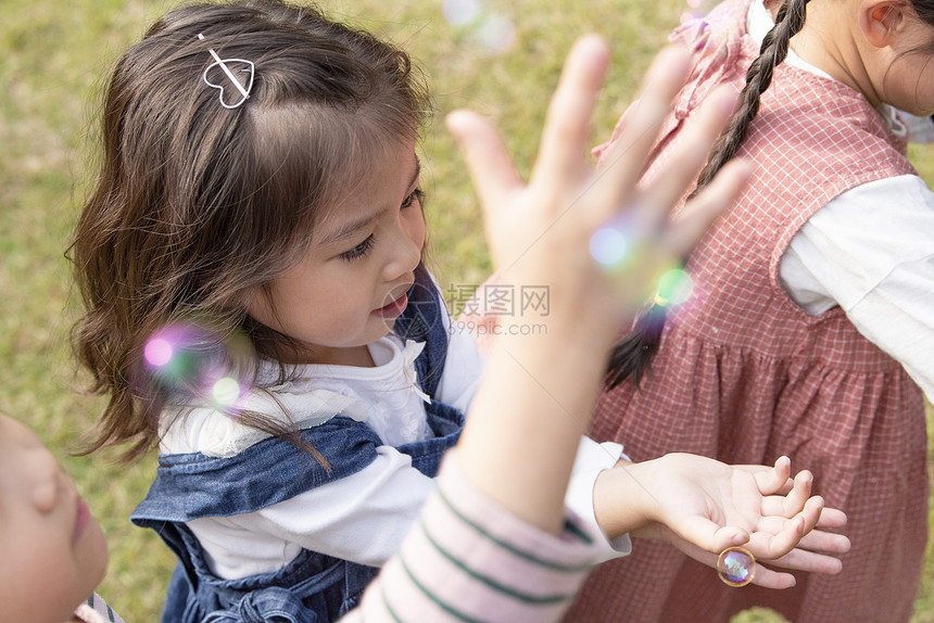 户外玩耍的小女孩图片