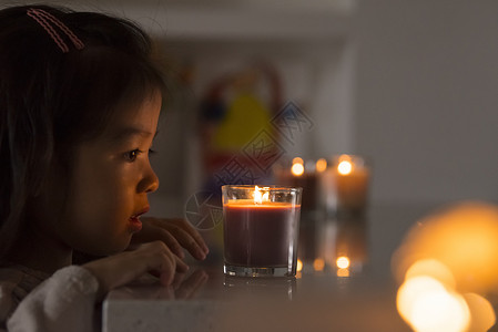 幼儿园儿童注视一个人的梦想女孩蜡烛喜怒无常图片