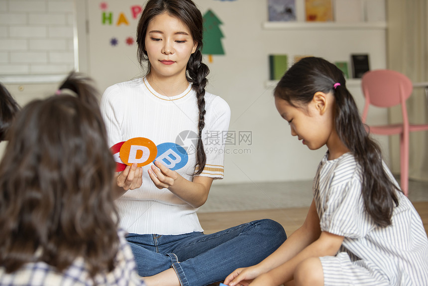 美女幼教上课形象图片