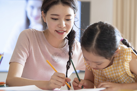 托儿班老师陪着小朋友一起少女高清图片素材