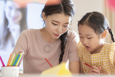 托儿班老师陪着小朋友一起幼儿园儿童高清图片素材