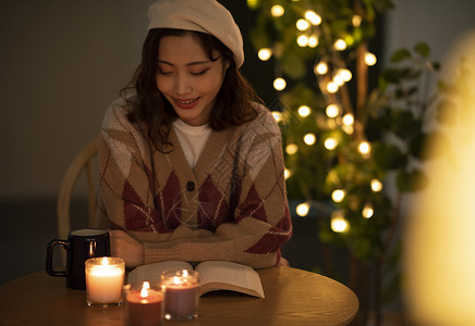 亚洲人30多岁照明女士下午茶时间圣诞树高清图片素材