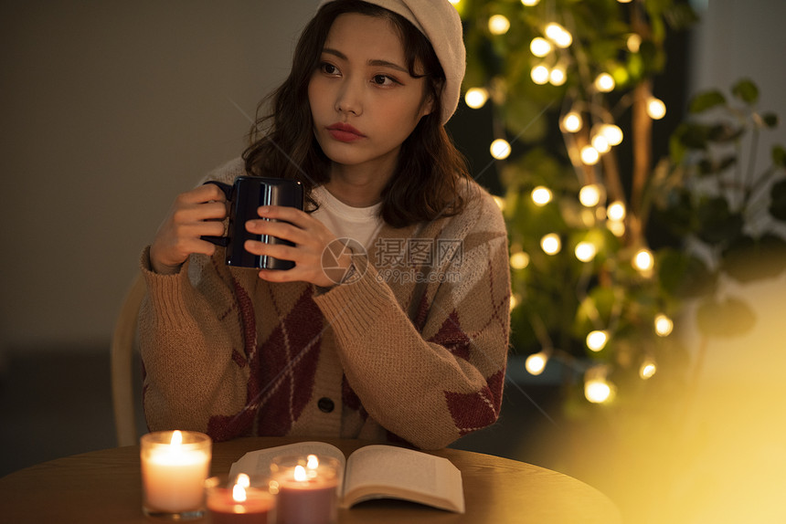 年轻女20多岁圣诞树女士下午茶时间图片