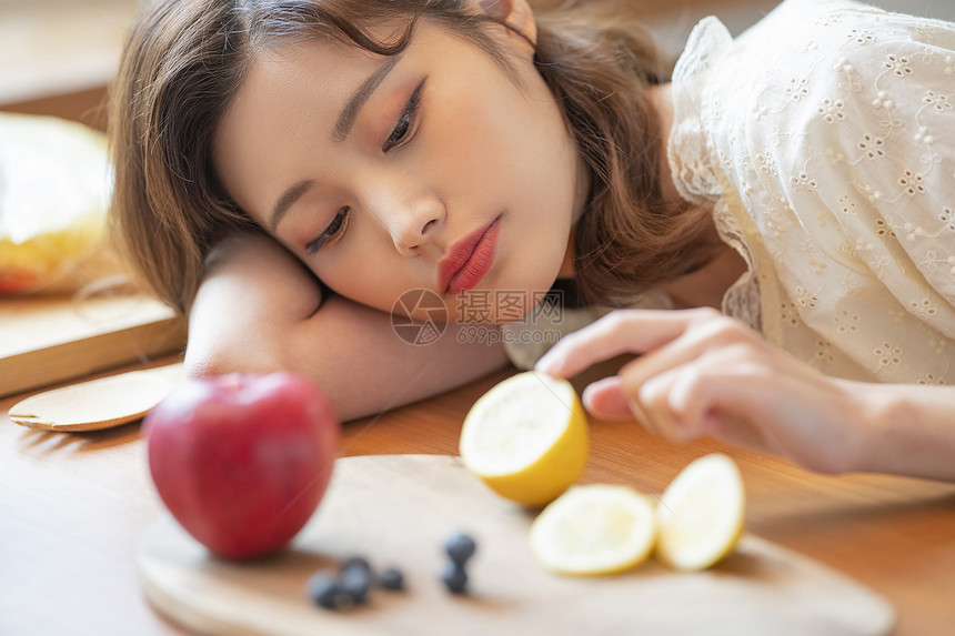 思考感的户内女生活美食图片