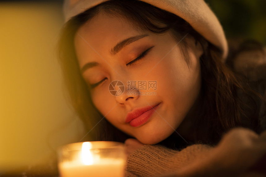 冬季夜晚点着蜡烛的青年女子图片