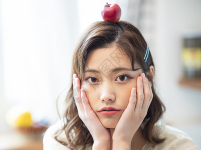 头上顶着小苹果的可爱少女图片