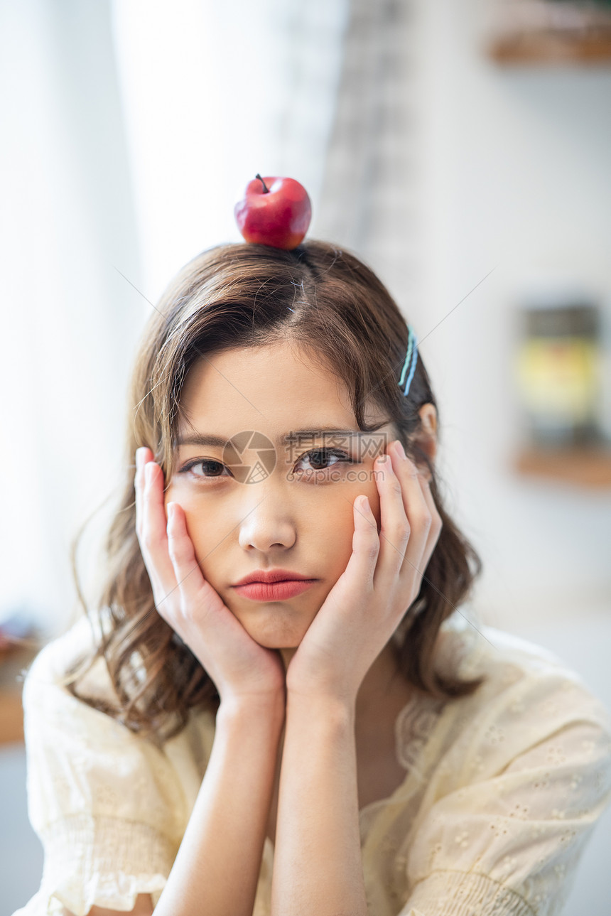 头上顶着小苹果的可爱少女图片