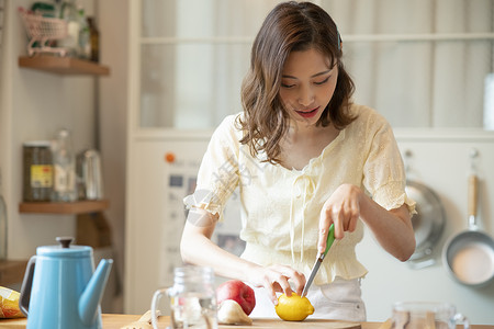 青年小刀料理女生活美食图片