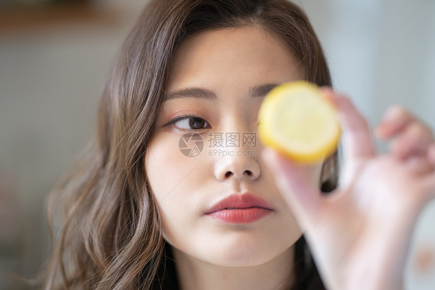 年轻居家美女手拿着柠檬图片