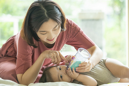 妈妈给婴儿喂奶粉图片