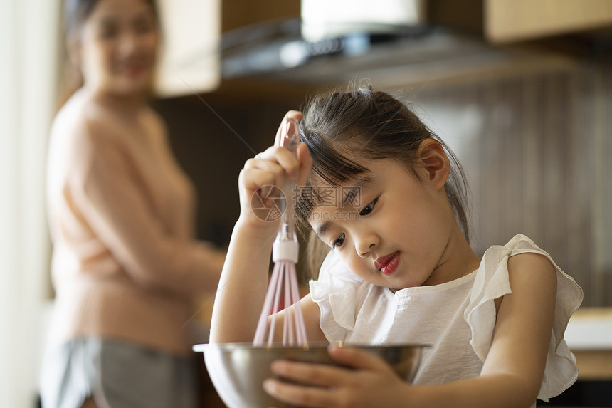 小女孩和妈妈一起烹饪图片